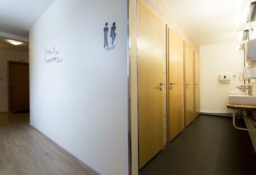 اتاق خانوادگی با سرویس بهداشتی مشترک, Aska Hostel