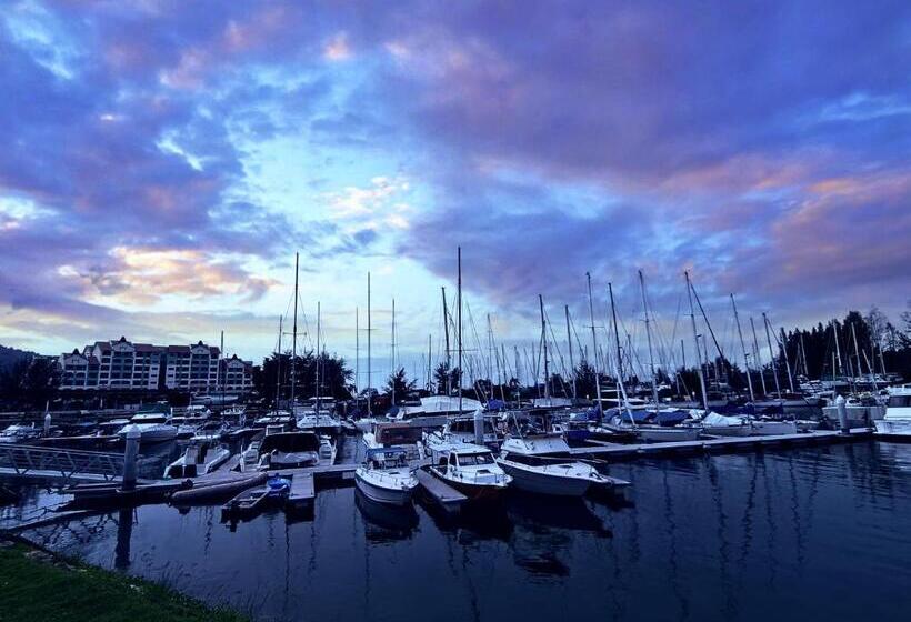 1 Bedroom Apartment Lake View, Marina Island Lumut Homestay By Goopro