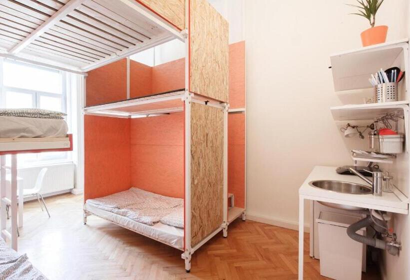 标准工作室, Avenue Hostel