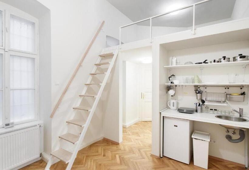 标准工作室, Avenue Hostel