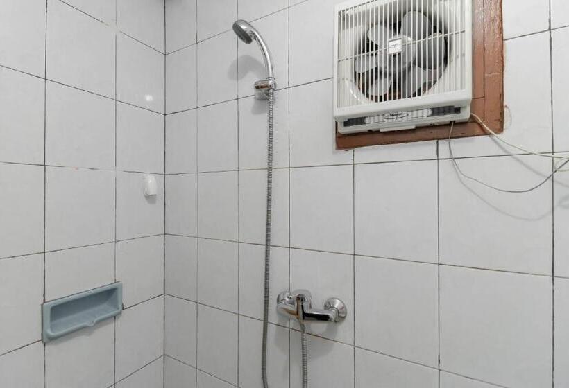 Полулюкс, Reddoorz Plus @ Karet Pedurenan 3