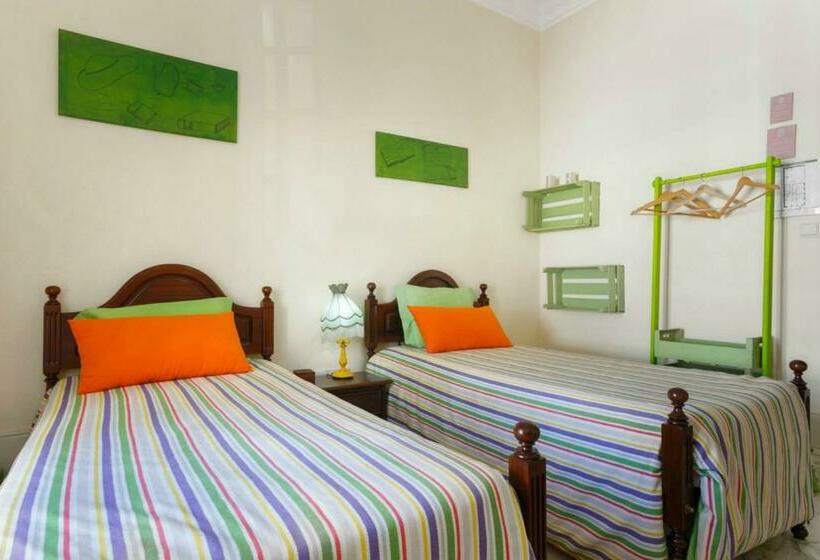 اتاق استاندارد با سرویس بهداشتی مشترک, 18st. Hostel