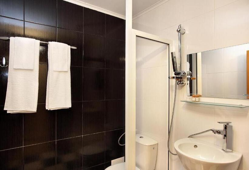 اتاق استاندارد سه نفره, Family Hotel Amor
