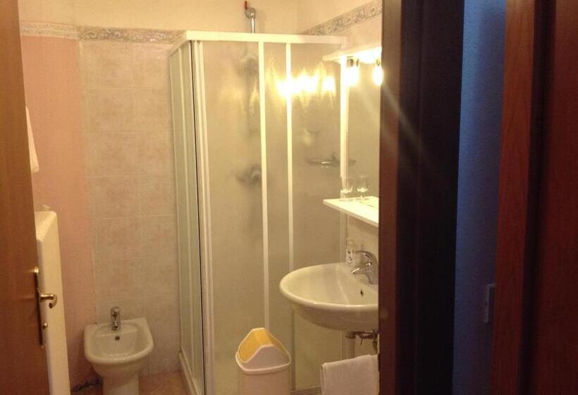 סטודיו משפחתי, Albergo Castello Da Bonino