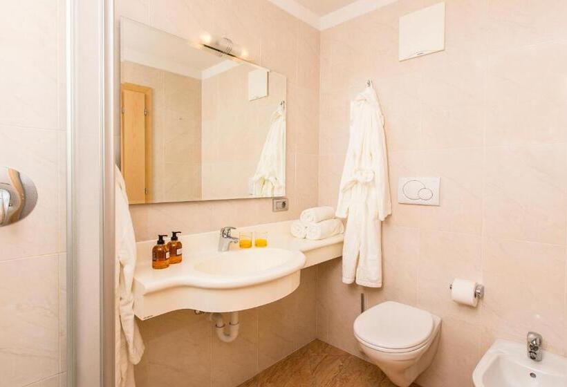 Трехместный Номер Стандарт с Балконом, Lindnerhof
