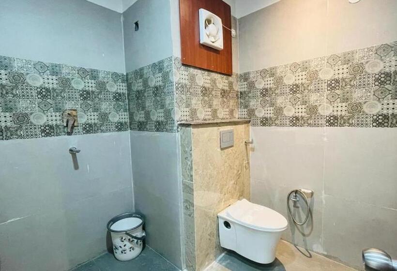 デラックスルーム, The Sheela Palace