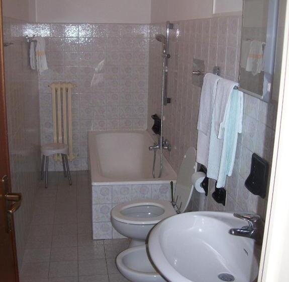 غرفة قياسية مزوَّدة بشُرفة, Valle Intelvi