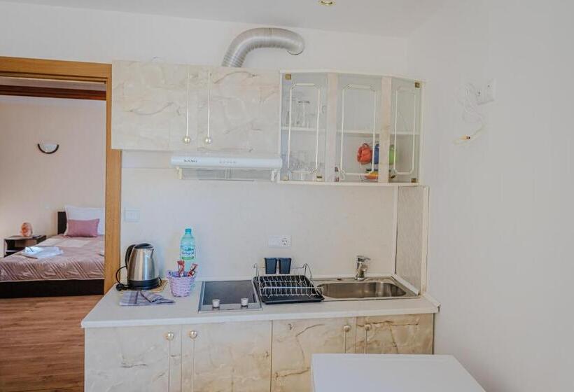 דירת חדר נוף לבריכה, Bo S Place