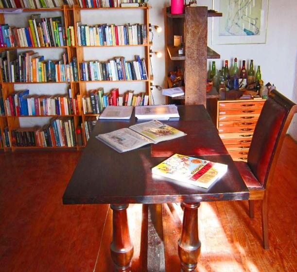 اتاق اکونومی, Alternative Space B & B