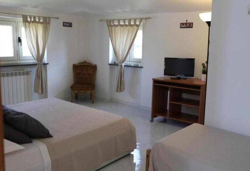 Стандартный внешний трехместный номер с ванной комнатой, B&b Privileged