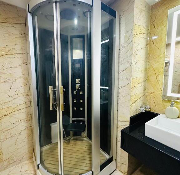 اتاق لوکس با چشم‌انداز دریا, Saxophone Suites