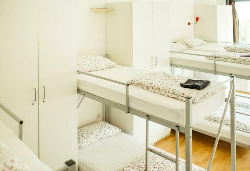 Łóżko we Wspólnym Pokoju, Cukrarna Guest Accommodation