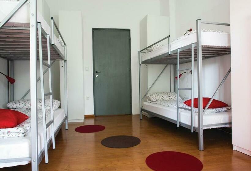 Łóżko we Wspólnym Pokoju, Cukrarna Guest Accommodation