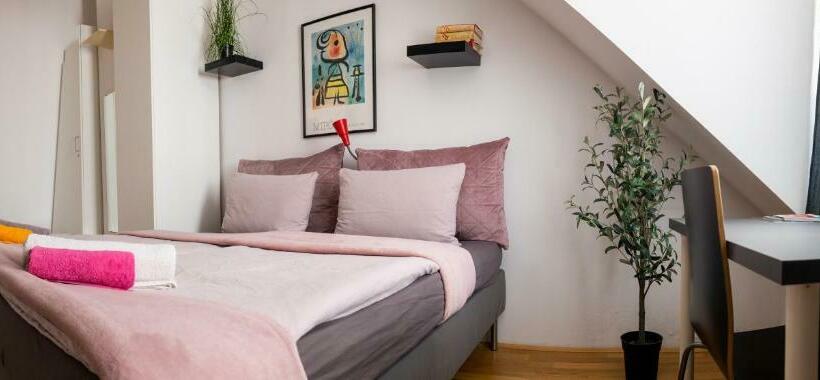 Pokój Standard Wspólna Łazienka, Cukrarna Guest Accommodation