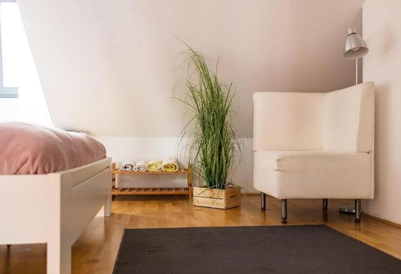 Pokój Rodzinny Wspólna Łazienka, Cukrarna Guest Accommodation