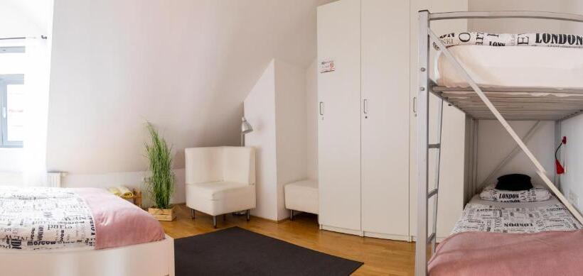 Pokój Rodzinny Wspólna Łazienka, Cukrarna Guest Accommodation