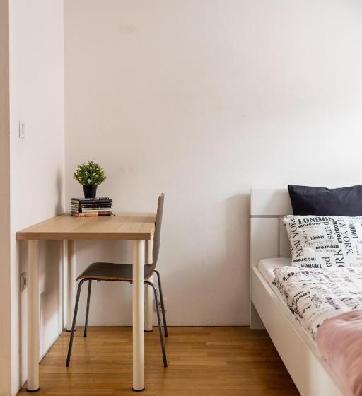 Pokój Rodzinny Wspólna Łazienka, Cukrarna Guest Accommodation