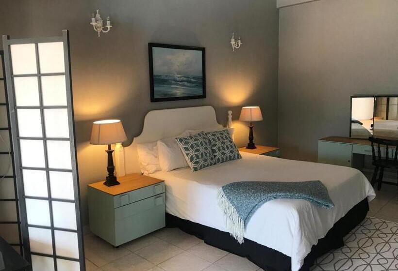 Люкс Вид на Бассейн, Fairway Guest Lodge