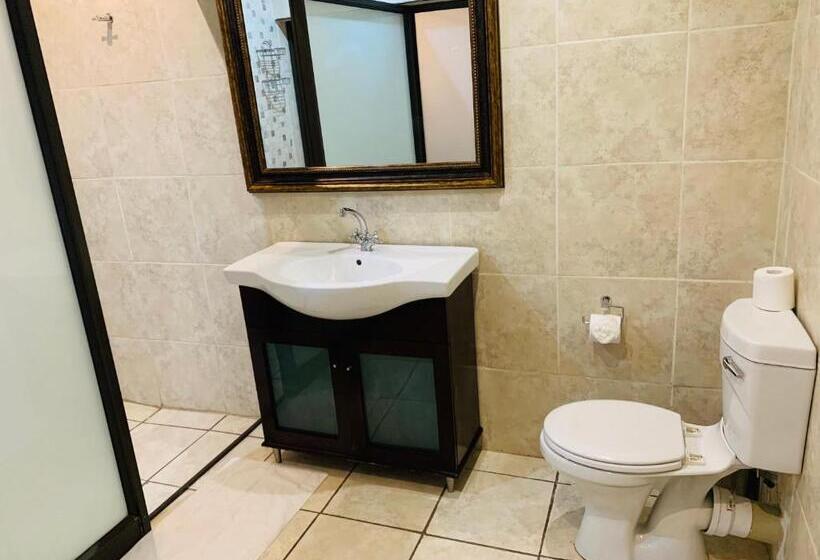 اتاق لوکس, Halfway House