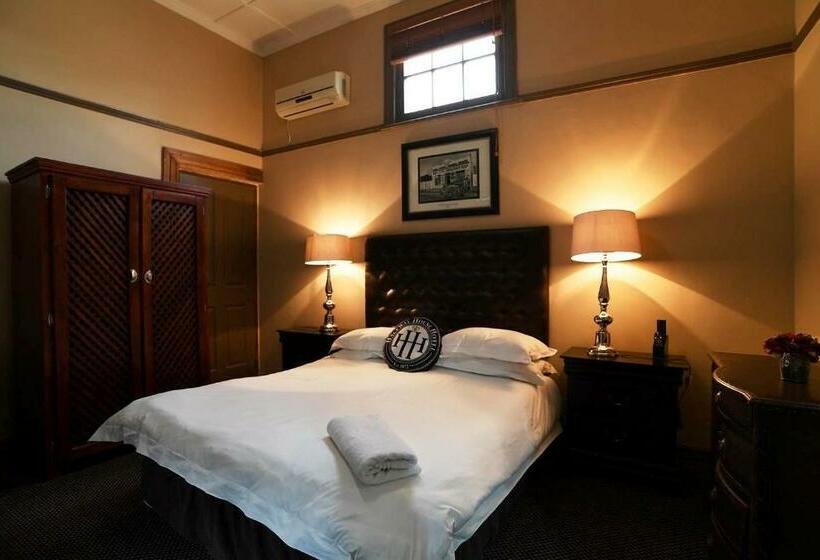 اتاق اکونومی, Halfway House