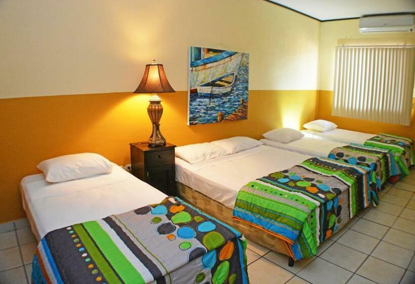 Habitación Cuádruple Estándar con Balcón, Los Balcones De Chinandega