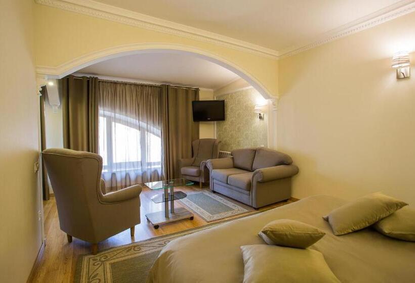 استودیوی لوکس, Spa Hotel Myslyvskiy Dvir