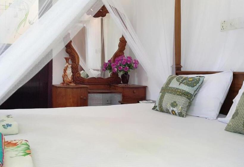 اتاق استاندارد سه تخته با بالکن, Pearl Resort Mirissa