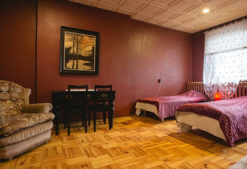 اتاق استاندارد سه تخته با سرویس بهداشتی مشترک, Maria Hostel
