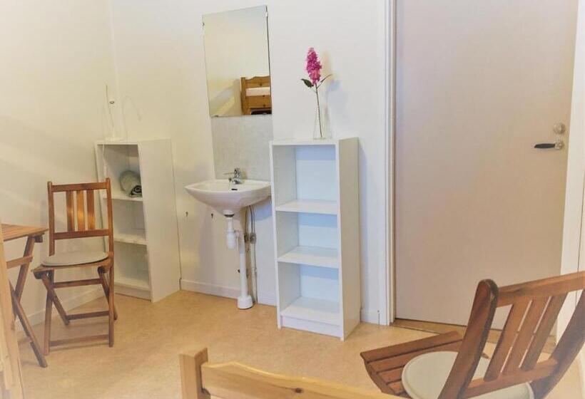 חדר סטנדרט לשלושה עם חדר אמבטיה משוף, Hällefors Vandrarhem Hostel & Kanotcenter