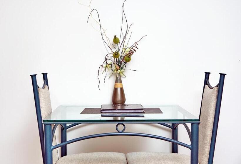 סטודיו דלוקס, Barringtons Motor Lodge