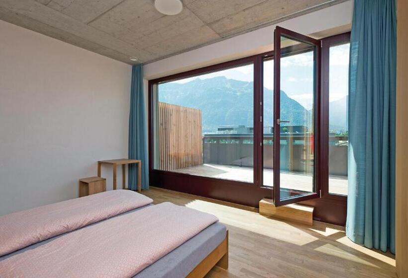 标准间带阳台, Interlaken Youth Hostel