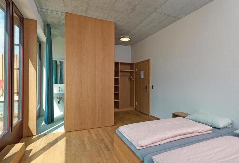 标准间带阳台, Interlaken Youth Hostel
