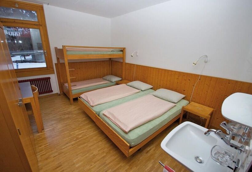 Standard 4 Pers. Værelse Delt Badeværelse, Pontresina Youth Hostel