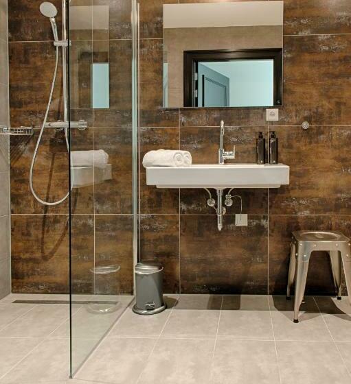 חדר בסיסי, Zoomers Aan Het Bos