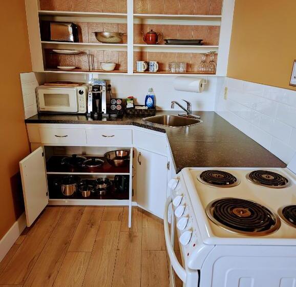 סוויטה עם מיטת קווין, Above Tide Motel