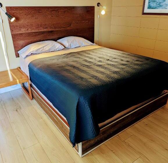 Suite Queen Bed, Above Tide Motel