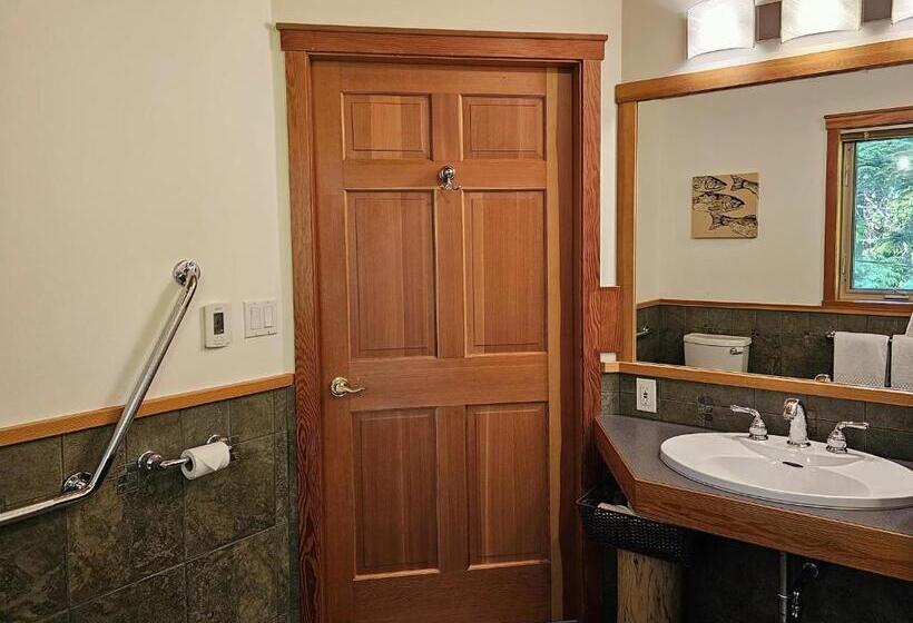 身障者適用キングサイズベッドルーム, Snug Harbour Inn