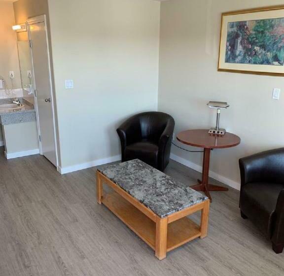 デラックススイート, Red Deer Inn & Suites
