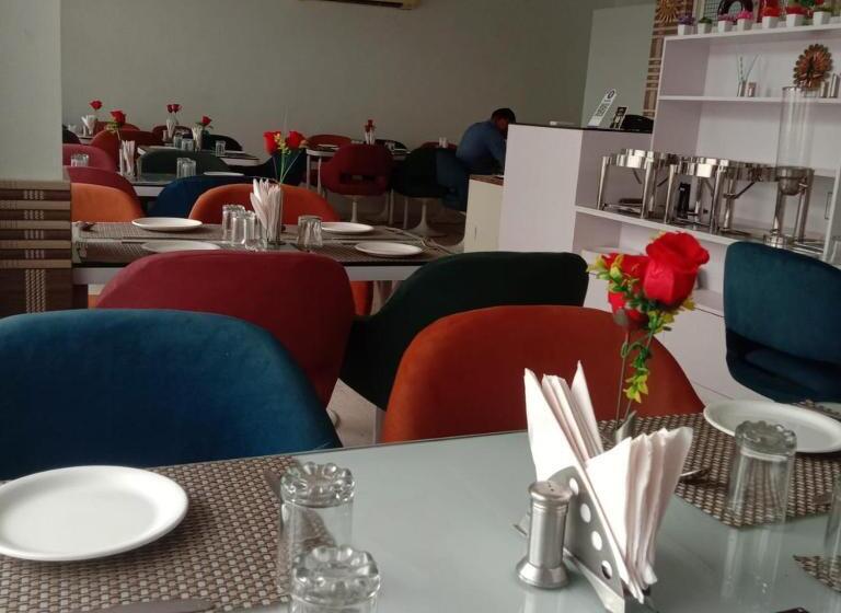Номер Deluxe, Omni Plaza