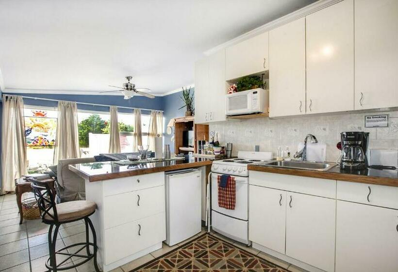 Бунгало Стандарт, Beachwood Condos & Resort