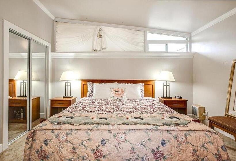 Бунгало Стандарт, Beachwood Condos & Resort