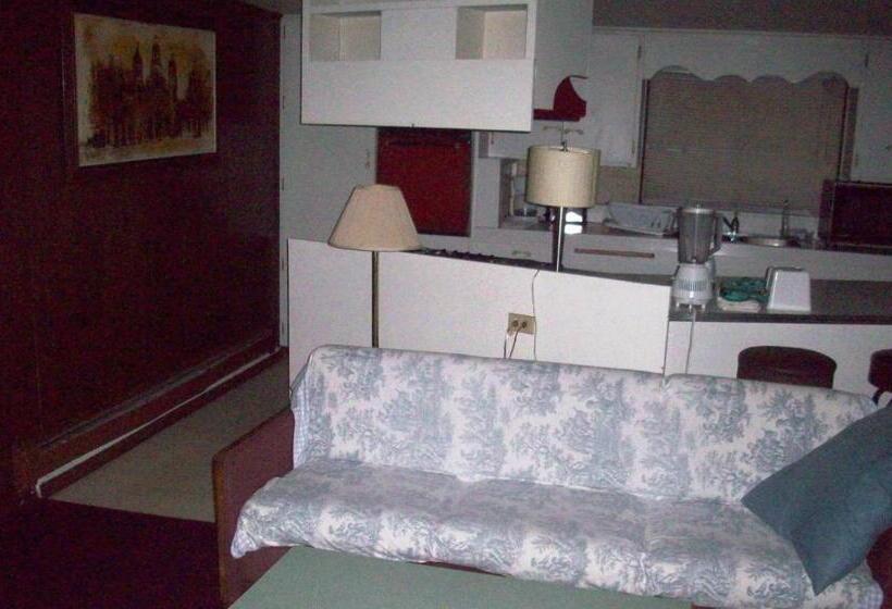 패밀리 룸, Hilander Motel