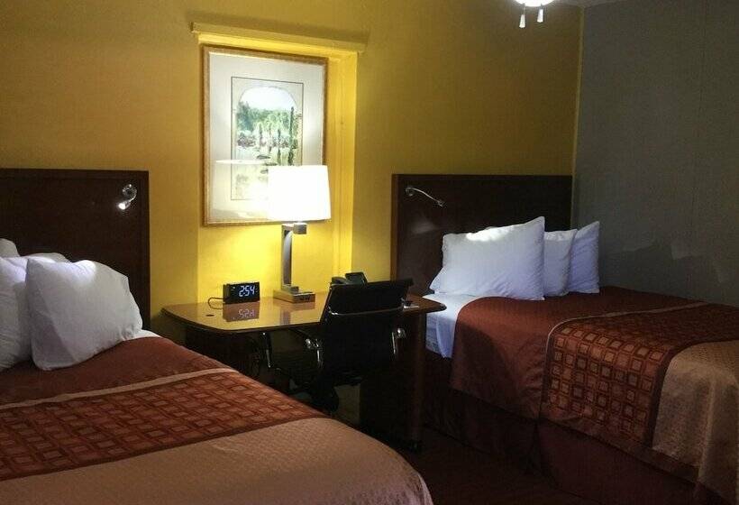 Номер Стандарт 2 Двуспальные Кровати, Ellijay Inn   Downtown Ellijay