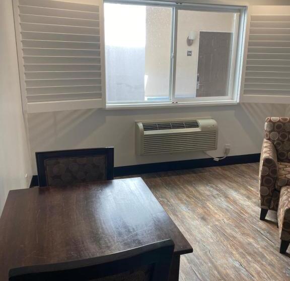 이코노미 룸, Ocean Surf Inn & Suites