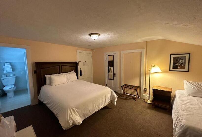 Номер Deluxe, The Colonial Inn & Creamery