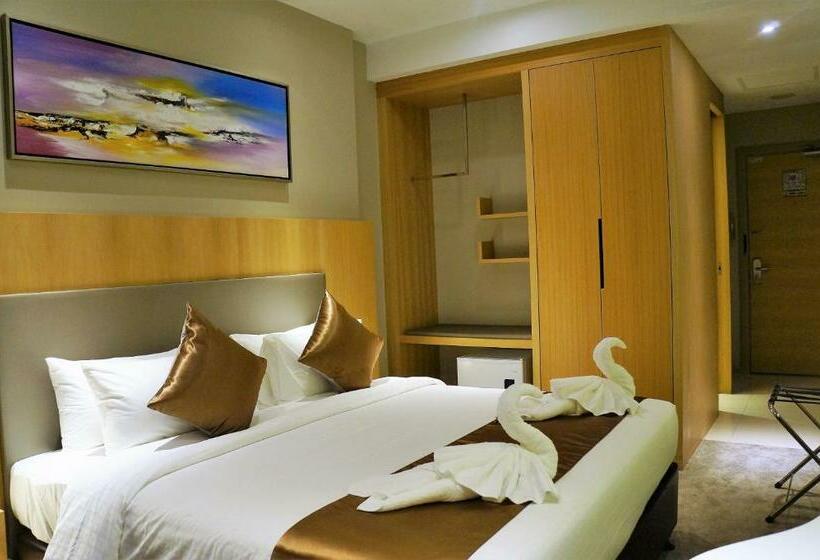 חדר דחוקס עם מיטת קינג, Greens Hotel & Suites