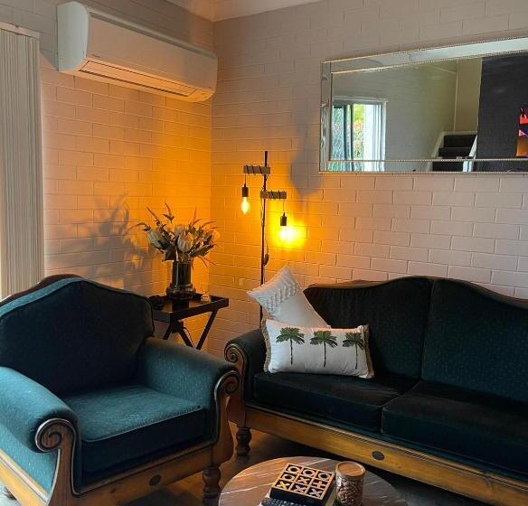 استودیوی استاندارد, Country Leisure Motor Inn