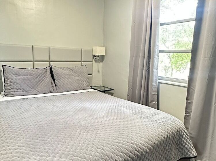 패밀리 아파트, Sheridan Suites Apartments