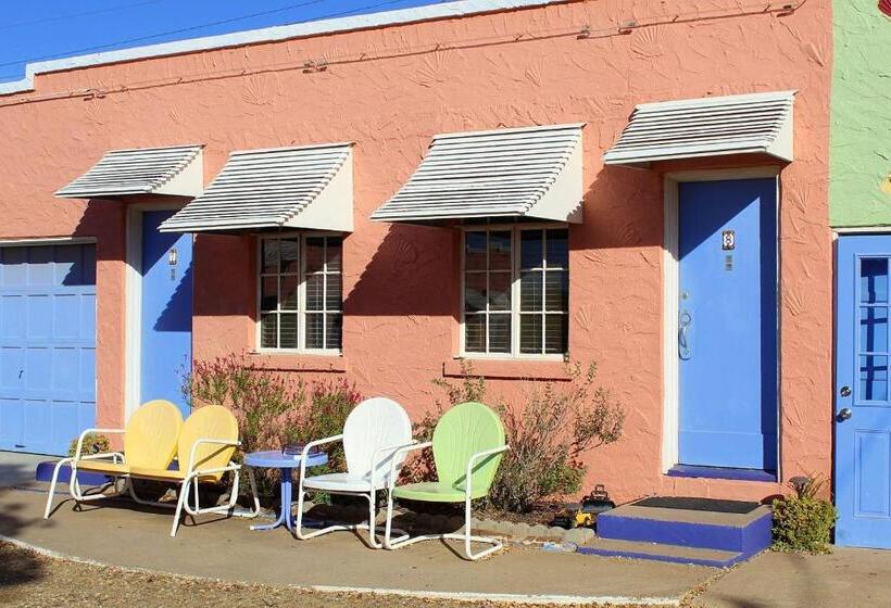 Семейный Номер, Blue Swallow Motel
