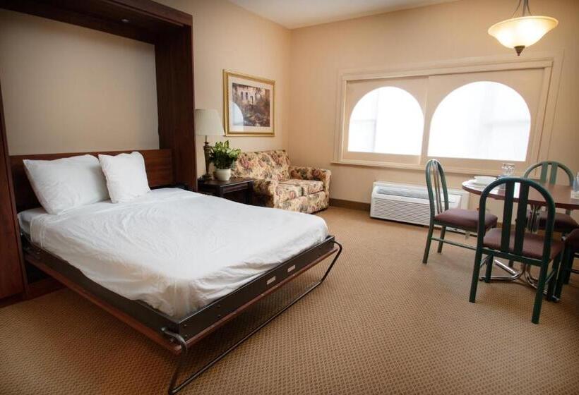 스탠다드 스튜디오, Carriage House Country Club